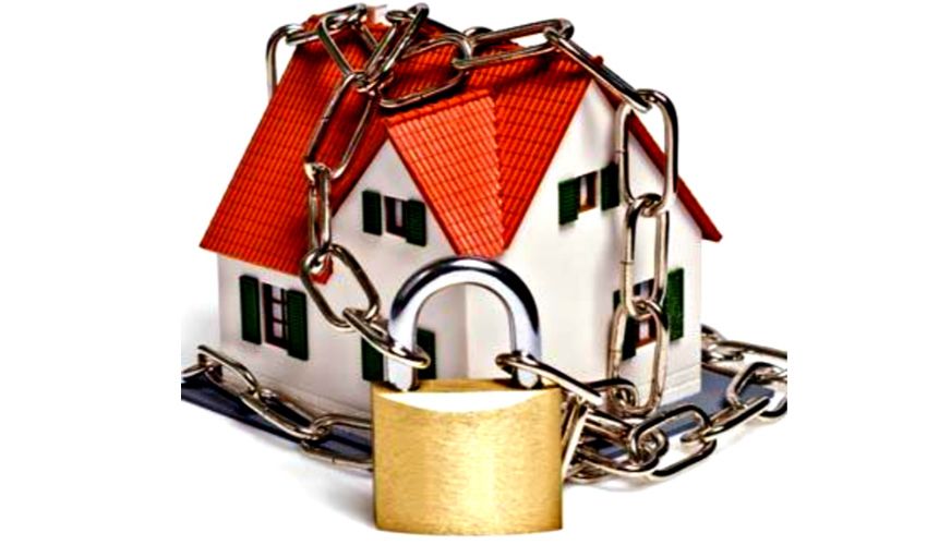 Gekeurde cilinder achter zwaar beslag bij een huis in Vlaardingen Gekeurde cilinder achter zwaar beslag bij een huis in Vlaardingen